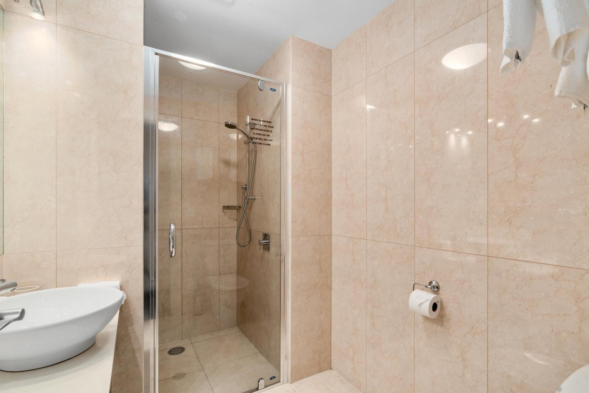 The Beacon - 2 Bedroom Town Center Apartment ควีนส์ทาวน์ ภายนอก รูปภาพ